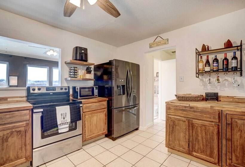 Family Home W/ Sunroom & Fire Pit!