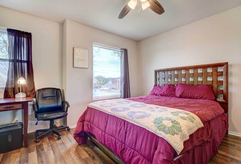 Family Home W/ Sunroom & Fire Pit!