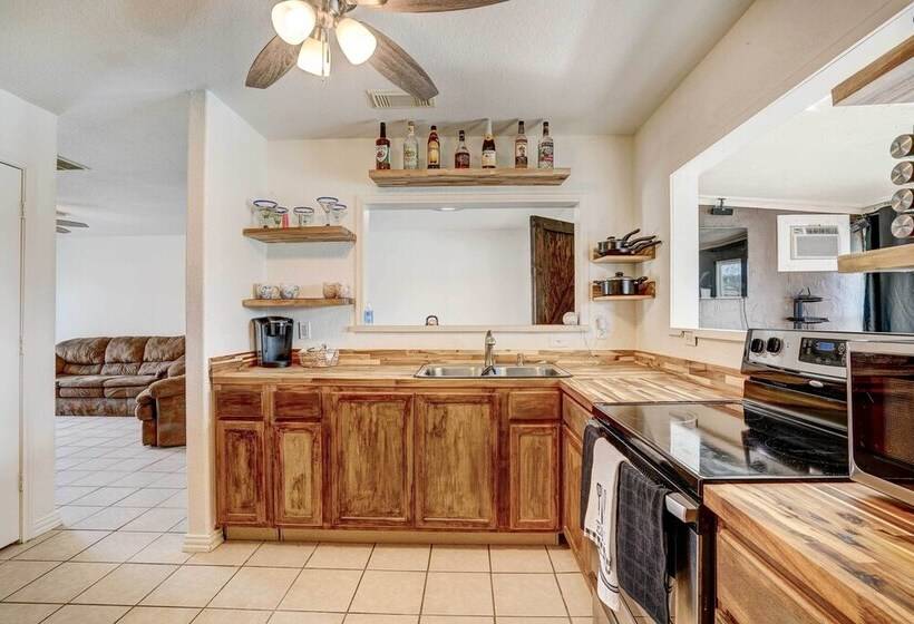 Family Home W/ Sunroom & Fire Pit!