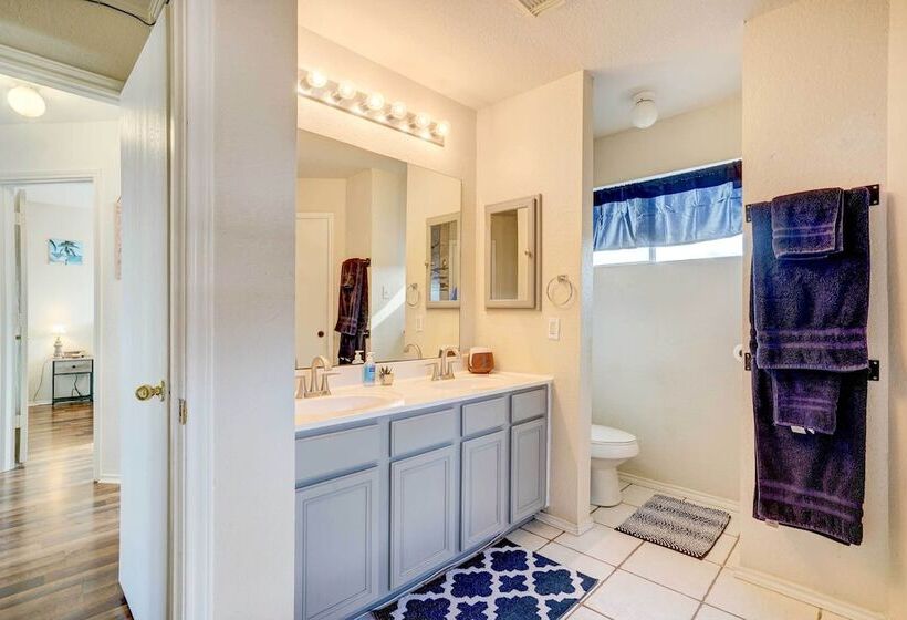 Family Home W/ Sunroom & Fire Pit!