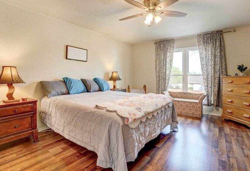 Family Home W/ Sunroom & Fire Pit!