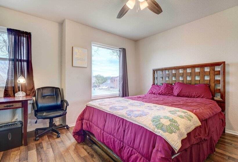 Family Home W/ Sunroom & Fire Pit!