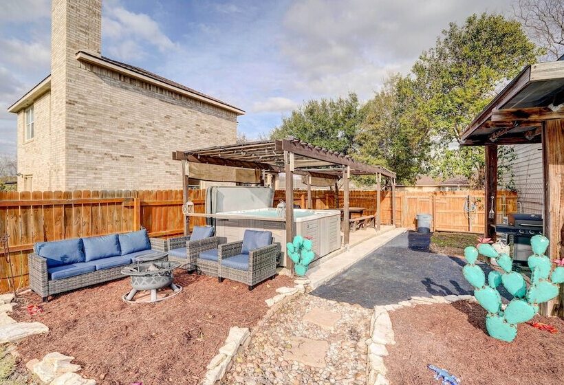 Family Home W/ Sunroom & Fire Pit!