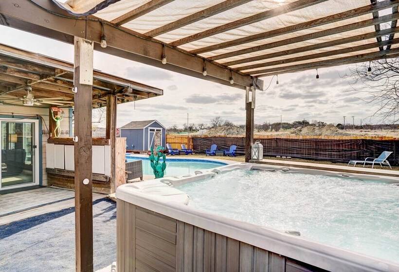 Family Home W/ Sunroom & Fire Pit!