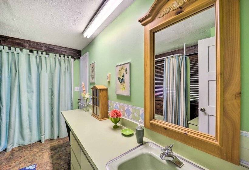 Furnished Deck + Home Gym: Bakersville Retreat!