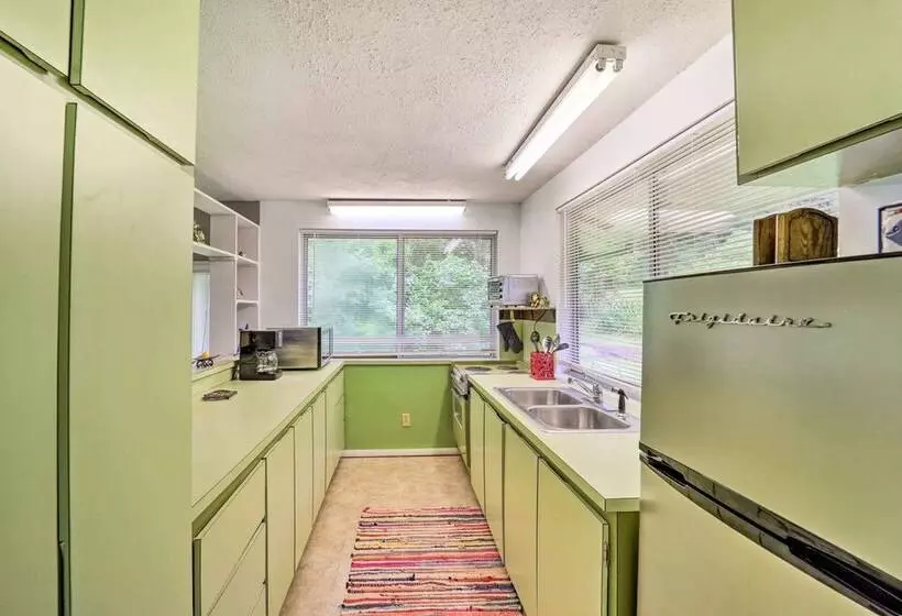 Furnished Deck + Home Gym: Bakersville Retreat!