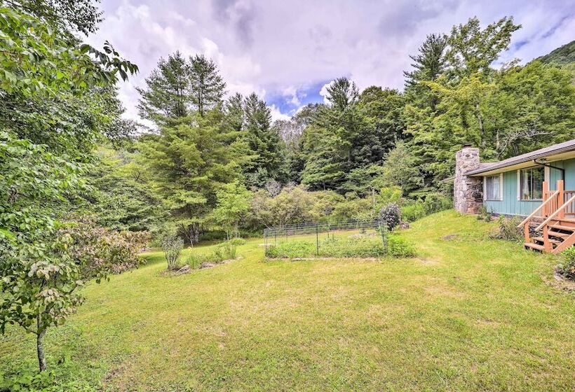 Furnished Deck + Home Gym: Bakersville Retreat!