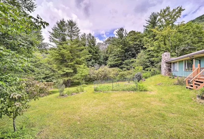 Furnished Deck + Home Gym: Bakersville Retreat!