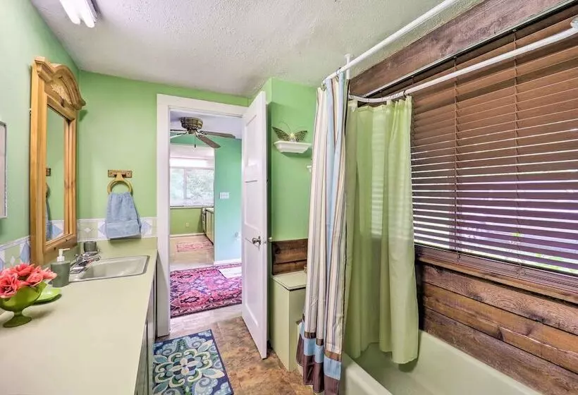 Furnished Deck + Home Gym: Bakersville Retreat!