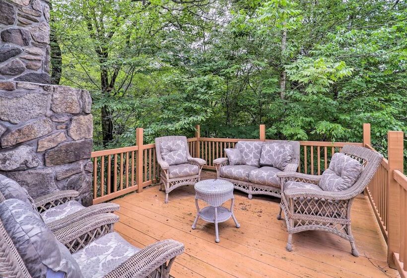 Furnished Deck + Home Gym: Bakersville Retreat!