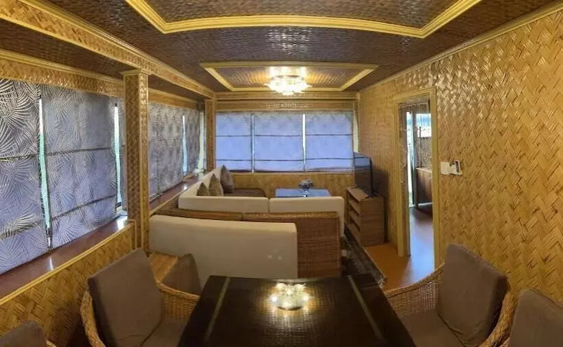 Foxy S Beach Resort