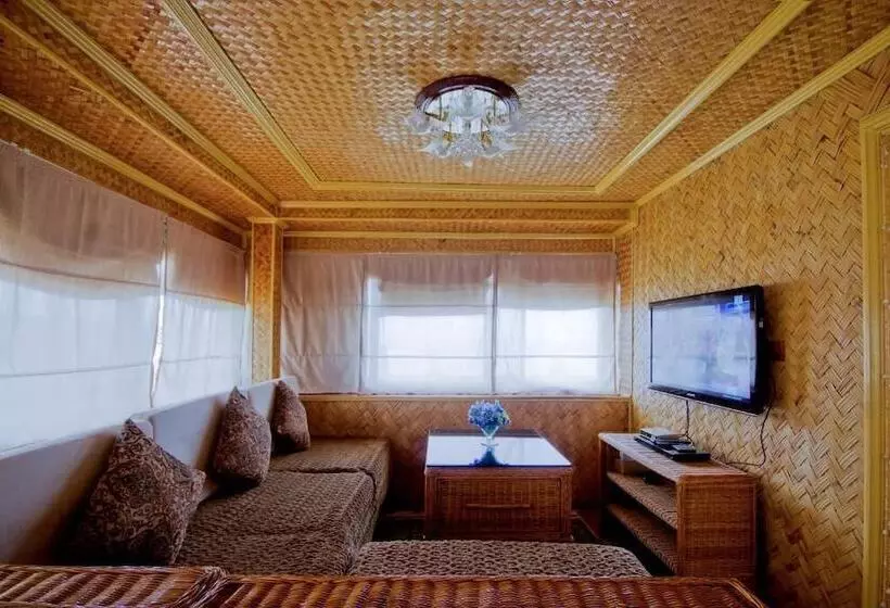Foxy S Beach Resort