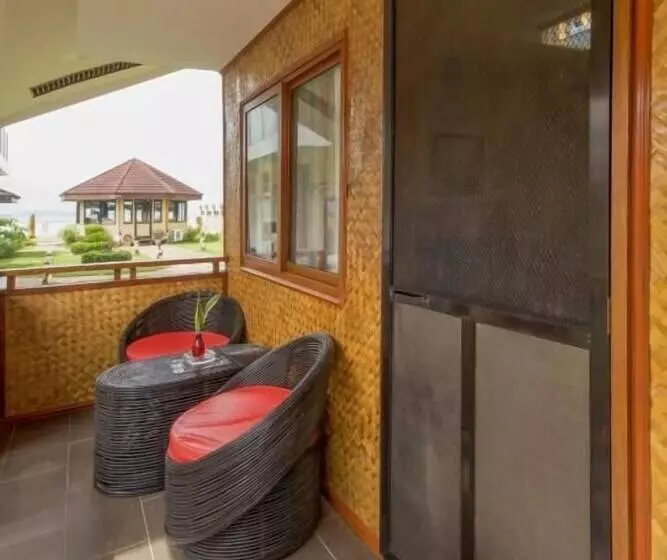 Foxy S Beach Resort