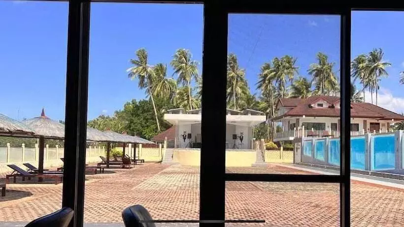 Foxy S Beach Resort