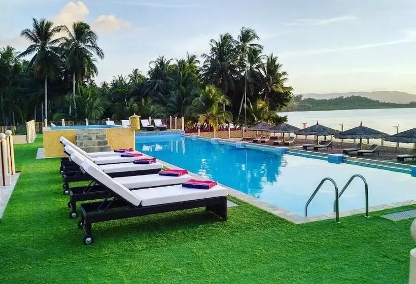 Foxy S Beach Resort