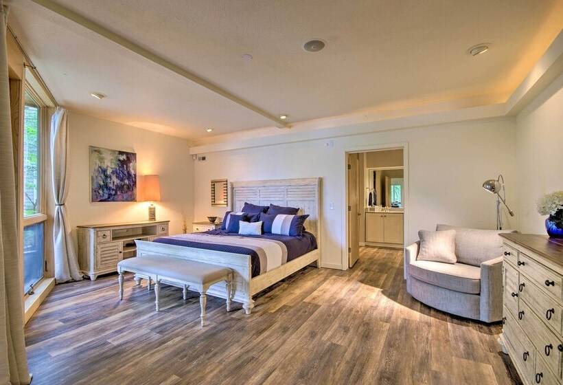 House On Lake Of The Ozarks W/ Dock & Pool Table!