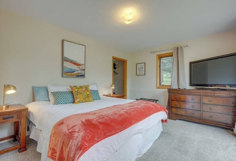 Grand Home W/ Hot Tub: 5 Mi To Angel Fire Resort!