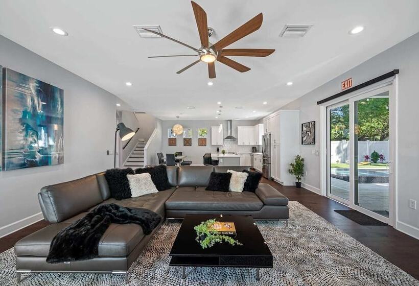 Luxury Tampa Home W/ Pool, Jacuzzi & Amenities