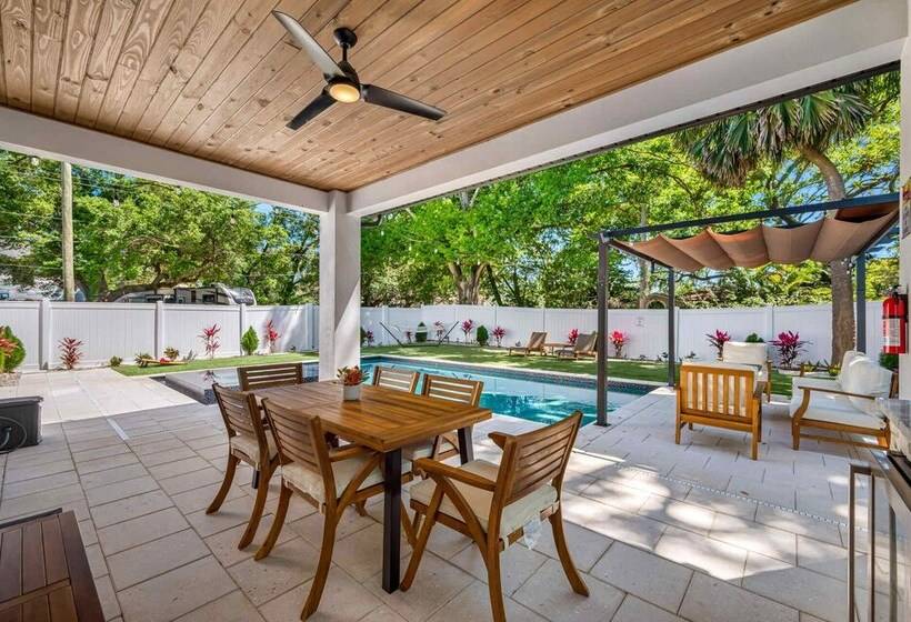 Luxury Tampa Home W/ Pool, Jacuzzi & Amenities