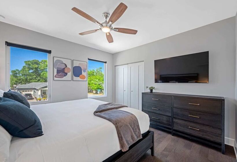 Luxury Tampa Home W/ Pool, Jacuzzi & Amenities