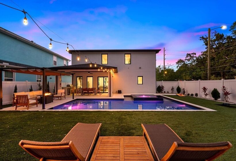 Luxury Tampa Home W/ Pool, Jacuzzi & Amenities