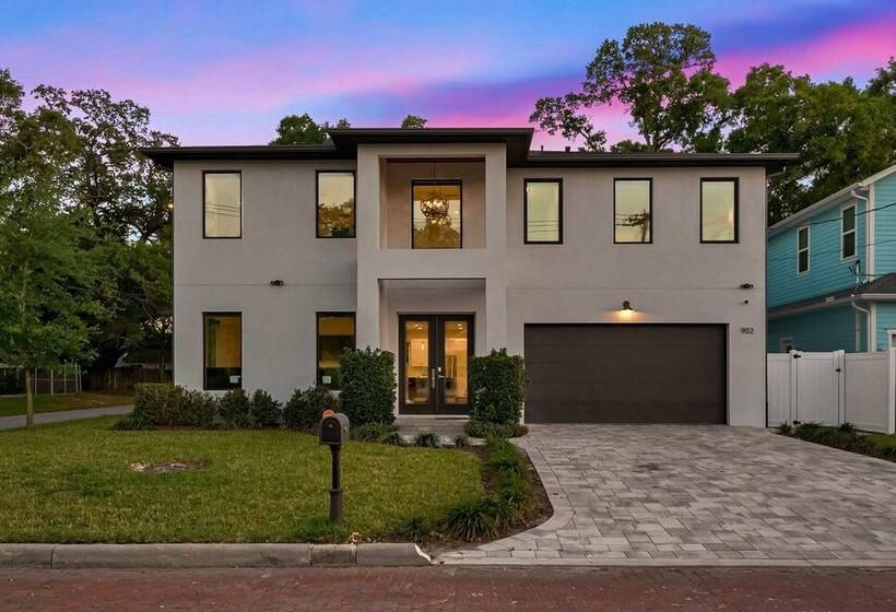 Luxury Tampa Home W/ Pool, Jacuzzi & Amenities