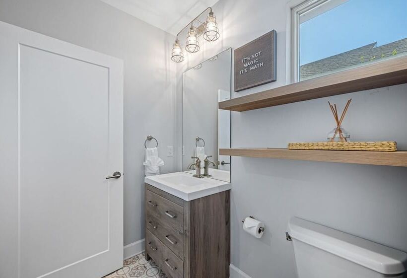 Luxury Tampa Home W/ Pool, Jacuzzi & Amenities