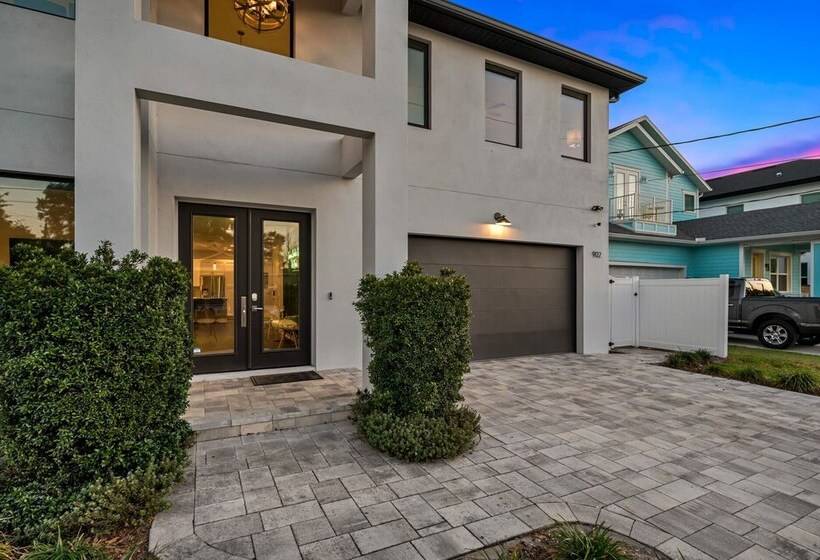Luxury Tampa Home W/ Pool, Jacuzzi & Amenities
