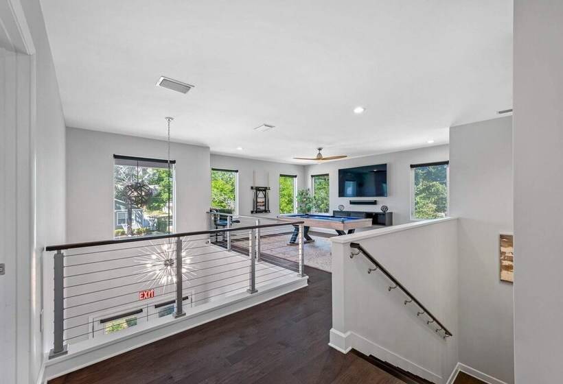 Luxury Tampa Home W/ Pool, Jacuzzi & Amenities