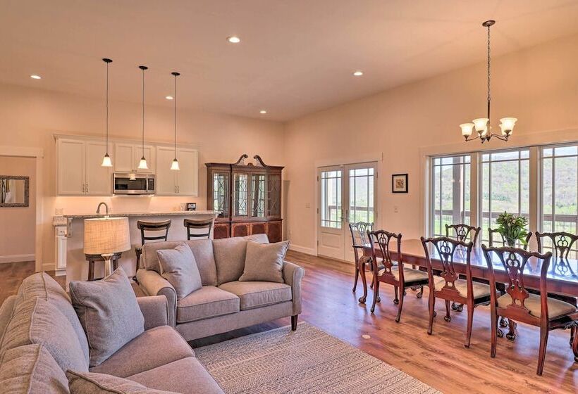 Mountain Refuge W/ View, 12 Mi To Asheville!