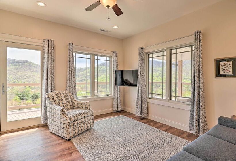 Mountain Refuge W/ View, 12 Mi To Asheville!