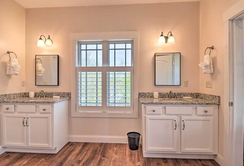 Mountain Refuge W/ View, 12 Mi To Asheville!