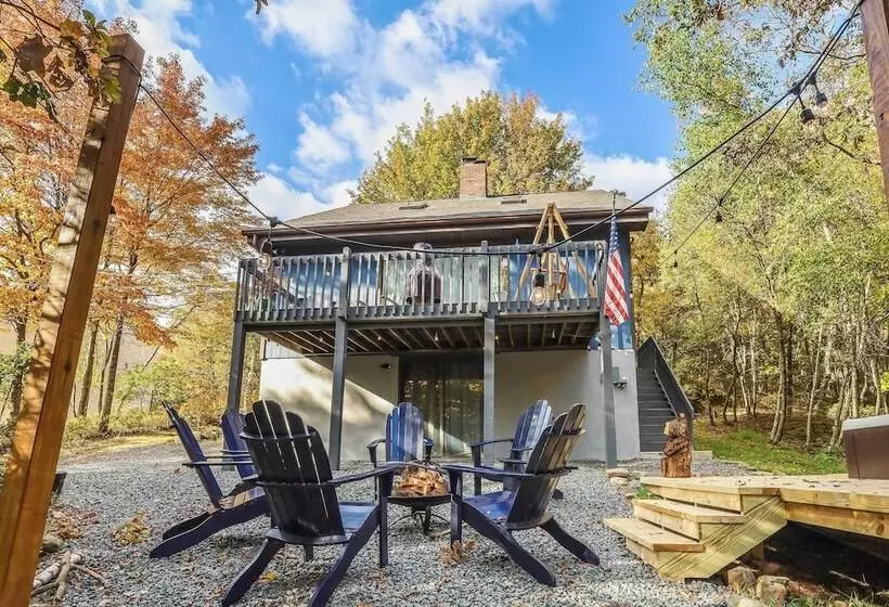 Hot Tub, Fire Pit & Barrel Sauna: Poconos Abode