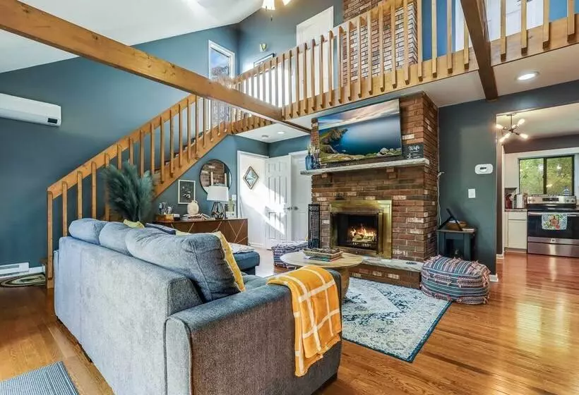 Hot Tub, Fire Pit & Barrel Sauna: Poconos Abode