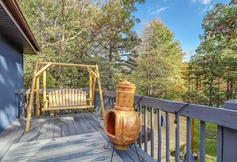 Hot Tub, Fire Pit & Barrel Sauna: Poconos Abode