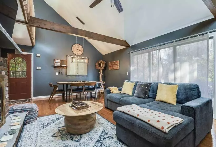 Hot Tub, Fire Pit & Barrel Sauna: Poconos Abode