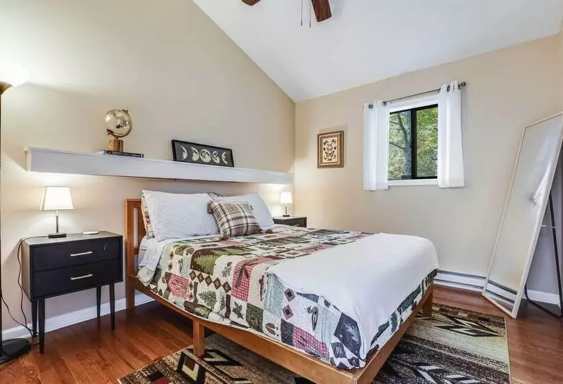 Hot Tub, Fire Pit & Barrel Sauna: Poconos Abode
