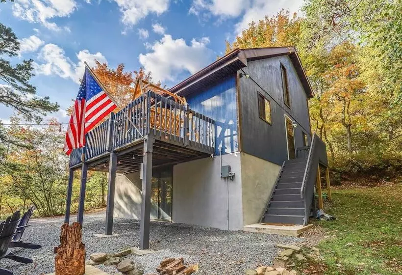 Hot Tub, Fire Pit & Barrel Sauna: Poconos Abode