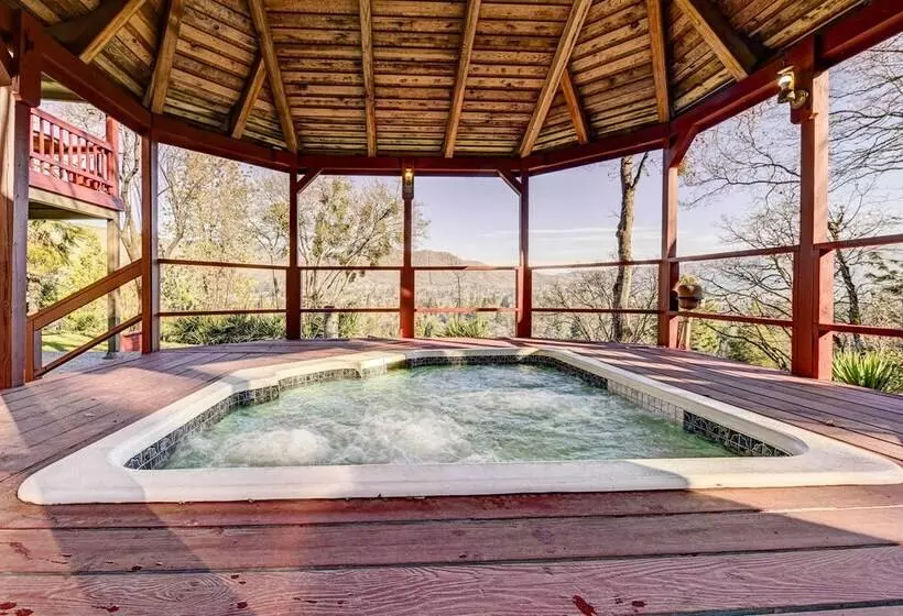 Pet Friendly Grants Pass Home W/ Hot Tub!