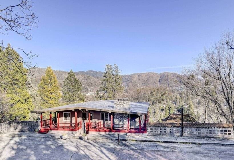 Pet Friendly Grants Pass Home W/ Hot Tub!