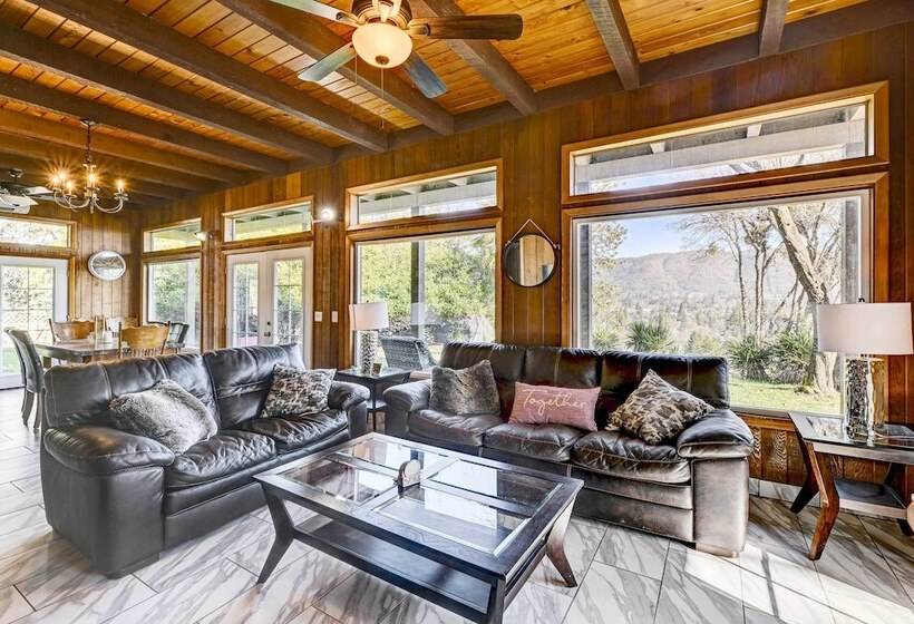 Pet Friendly Grants Pass Home W/ Hot Tub!