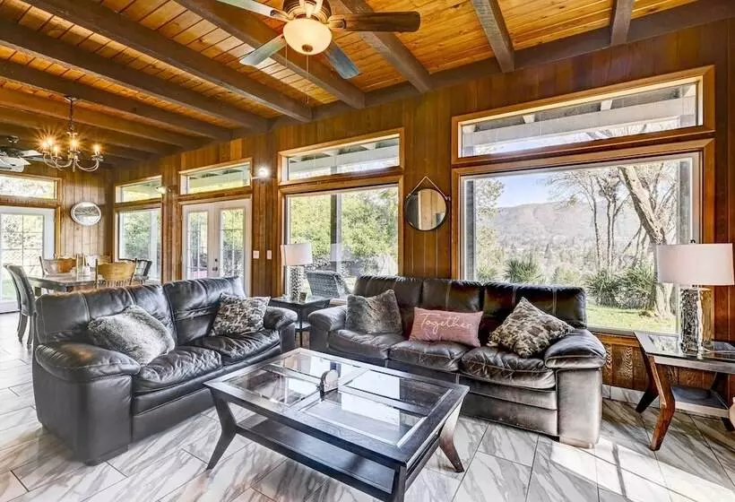 Pet Friendly Grants Pass Home W/ Hot Tub!