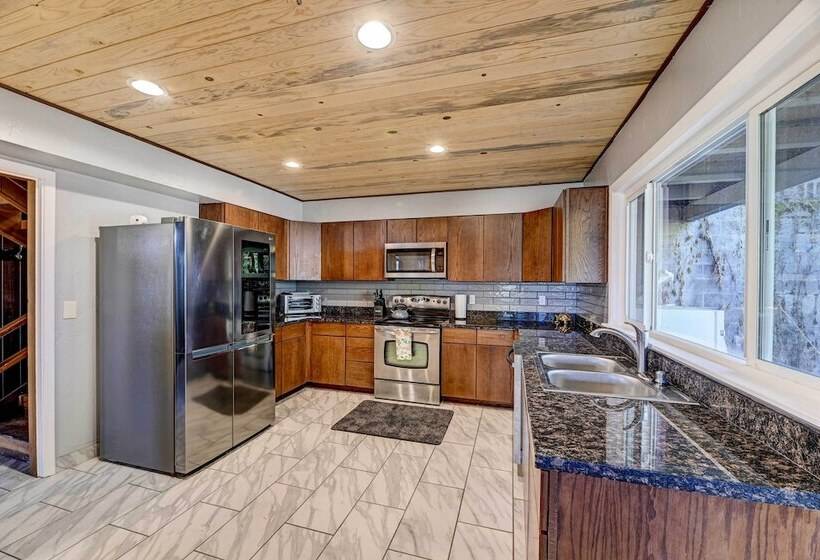 Pet Friendly Grants Pass Home W/ Hot Tub!