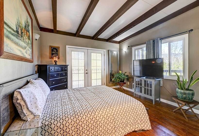 Pet Friendly Grants Pass Home W/ Hot Tub!