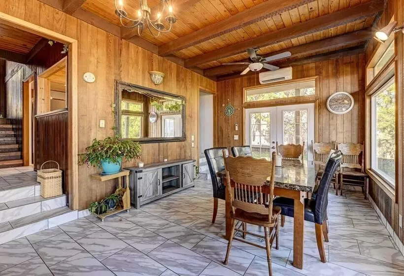 Pet Friendly Grants Pass Home W/ Hot Tub!