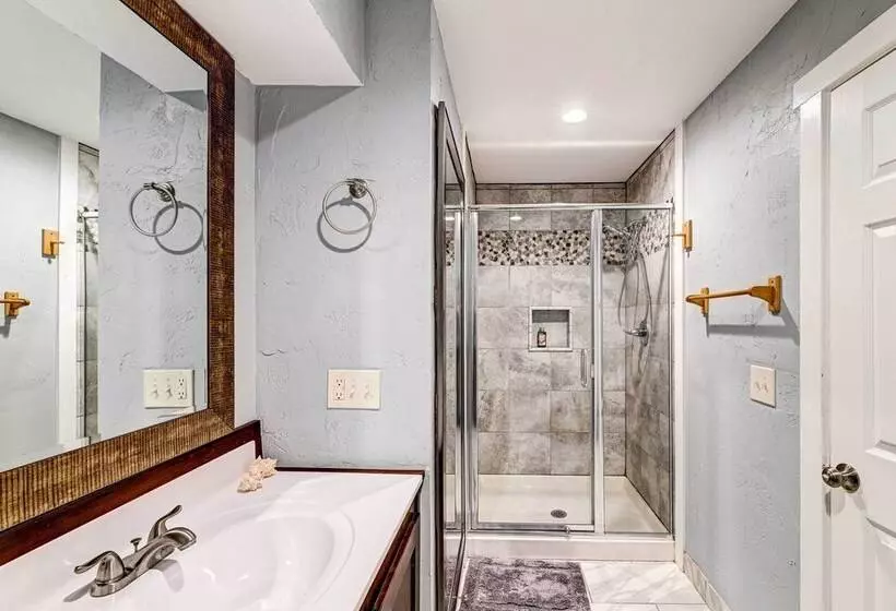 Pet Friendly Grants Pass Home W/ Hot Tub!