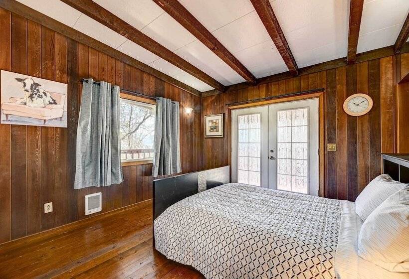 Pet Friendly Grants Pass Home W/ Hot Tub!