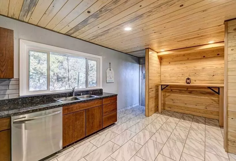 Pet Friendly Grants Pass Home W/ Hot Tub!