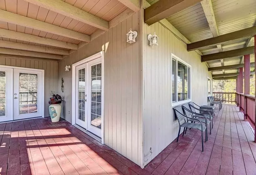 Pet Friendly Grants Pass Home W/ Hot Tub!