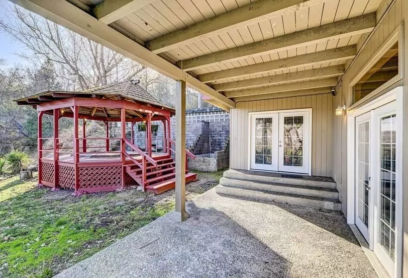 Pet Friendly Grants Pass Home W/ Hot Tub!